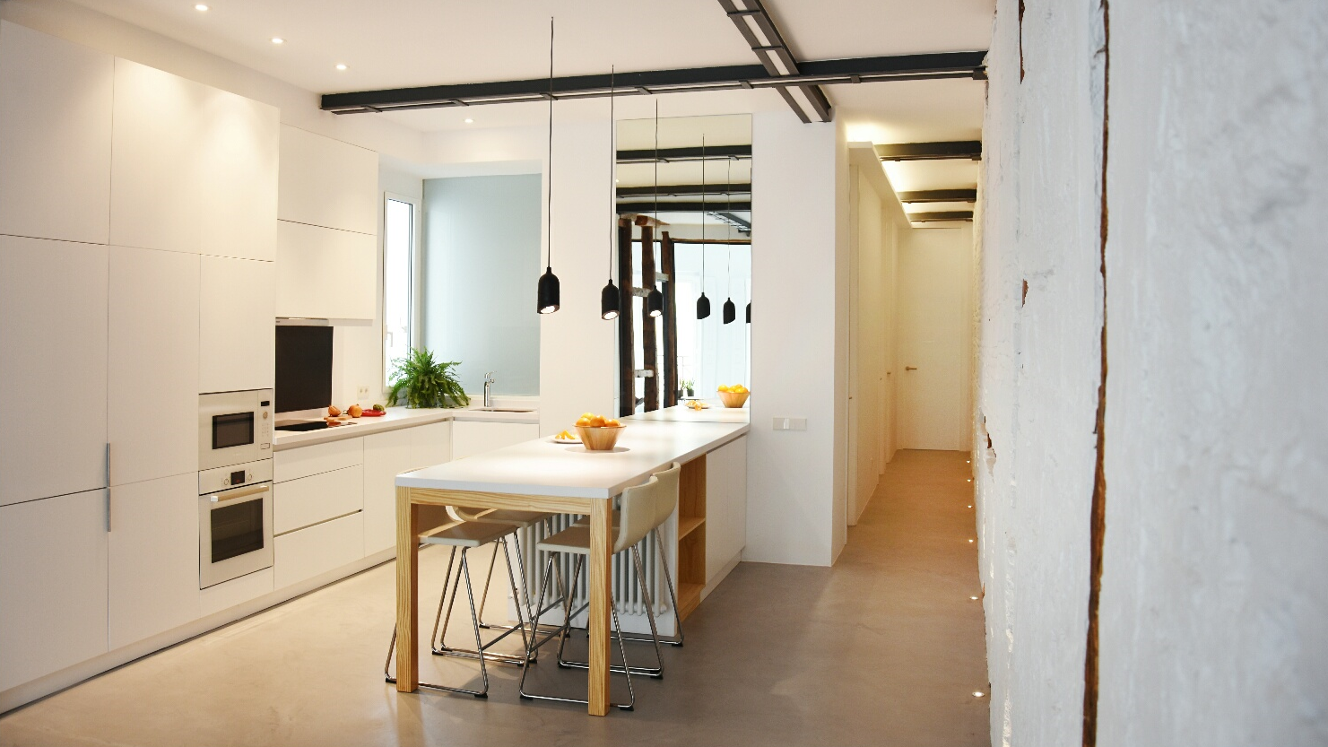 Espacio de cocina amplio con isla central que permite tanto cocinar como sentarse