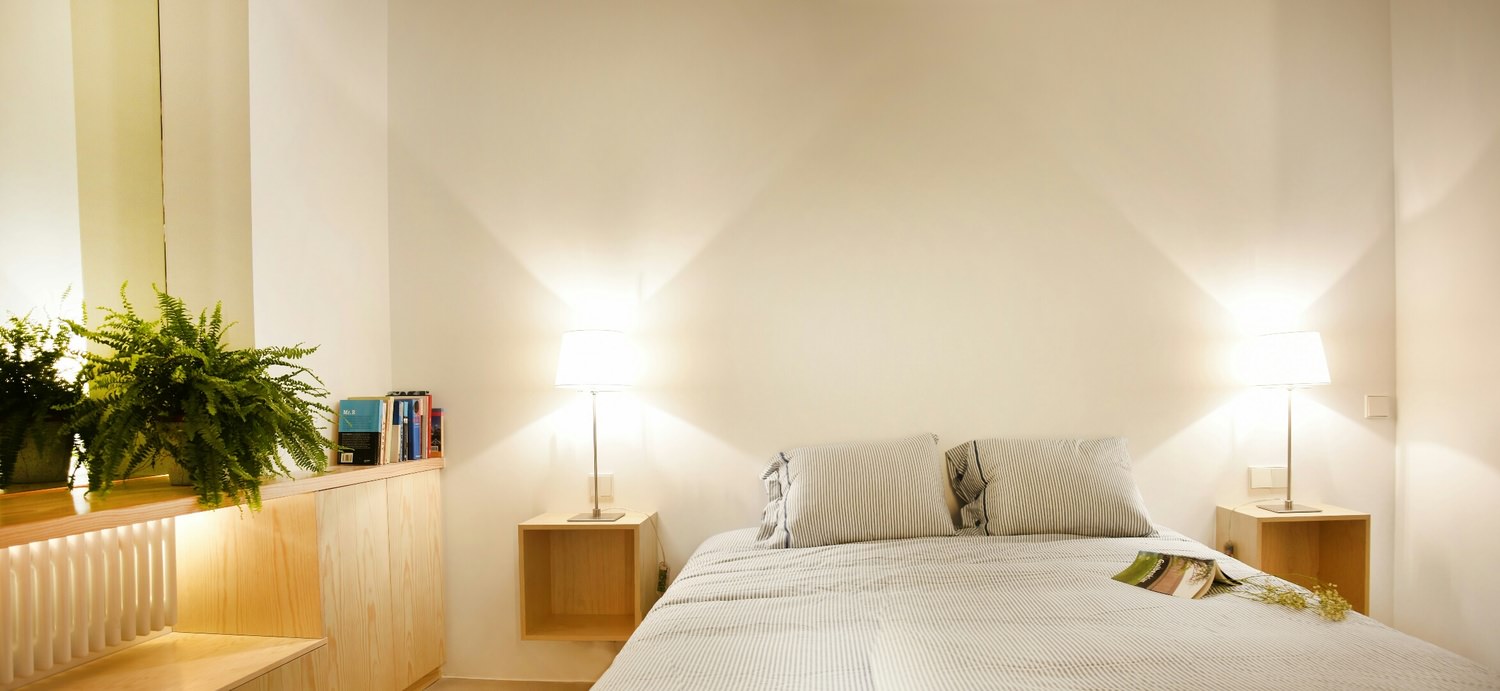 Dormitorio a la vez moderno y cálido